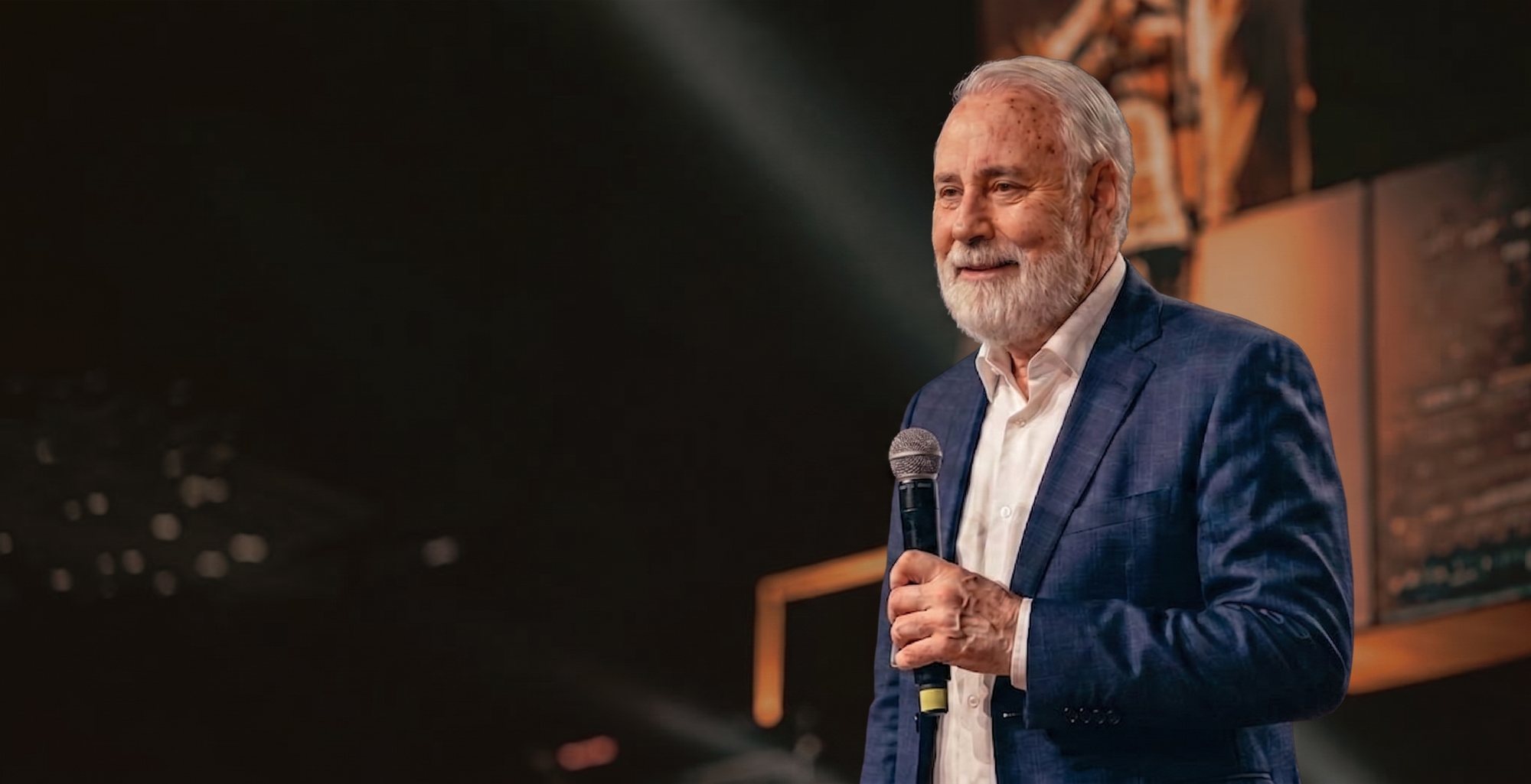 Daniel Figueiredo, mentor da Mentoria Lucidez Financeira, falando ao microfone durante uma apresentação